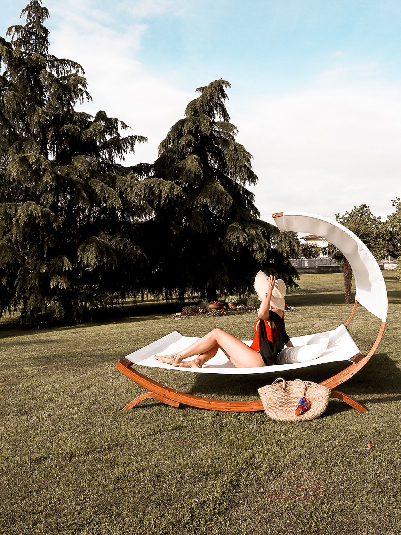 Letto matrimoniale da spiaggia in legno bianco crema