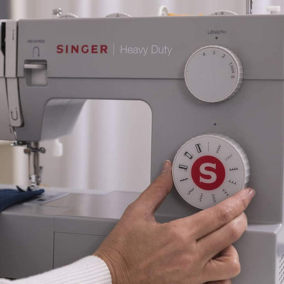 Robusta macchina per cucire con esclusiva borsa per gli accessori